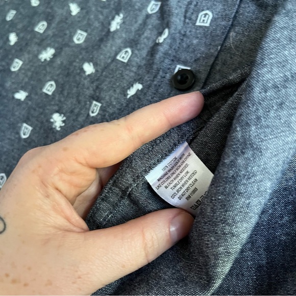 EUC Men's Harry Potter Short Sleeve Dress Shirt size Medium in Gray - Picture 6 of 6